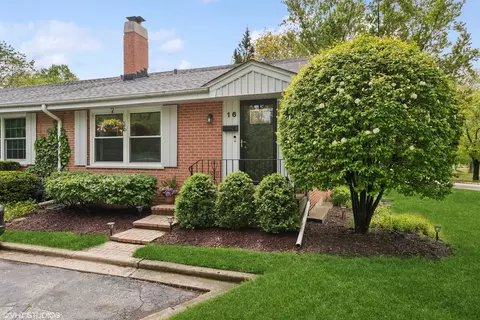 16 Robin Hood Ln, Northfield, IL 60093