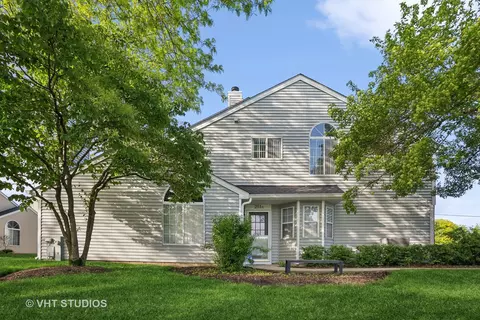 251 Brittany Dr #25A, Streamwood, IL 60107