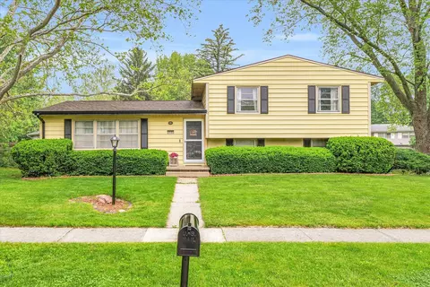 2302 Southmoor Dr, Champaign, IL 61821