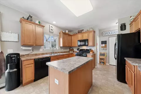 Kitchen - 1509 Balboa Dr, Minooka, IL 60447 photo 2 of 5
