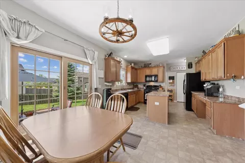 Kitchen - 1509 Balboa Dr, Minooka, IL 60447 photo 4 of 5
