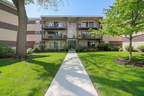 911 8th Ave #10, La Grange, IL 60525