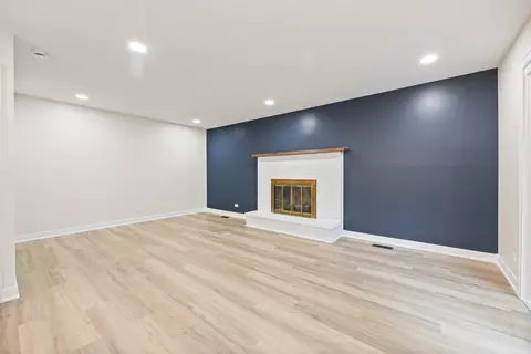 Living - 1497 Applegate Dr, Naperville, IL 60565 photo 2 of 3