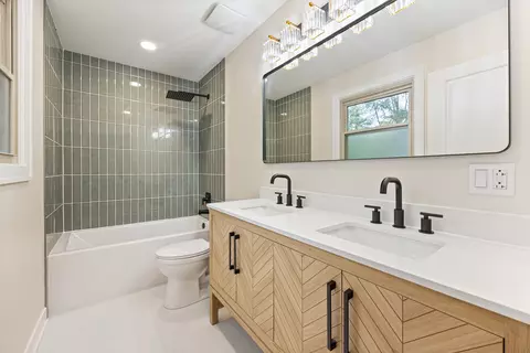 Bath - 1497 Applegate Dr, Naperville, IL 60565 photo 2 of 4