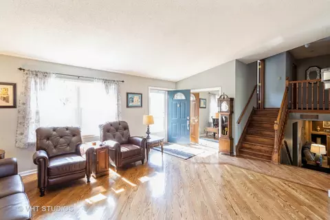 1061 Warwick Cir N, Hoffman Estates, IL 60169 photo 4