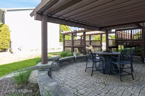 1061 Warwick Cir N, Hoffman Estates, IL 60169 photo 2