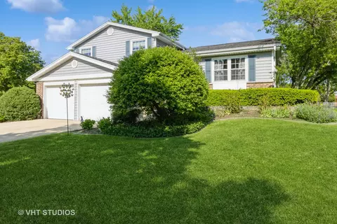 1061 Warwick Cir N, Hoffman Estates, IL 60169