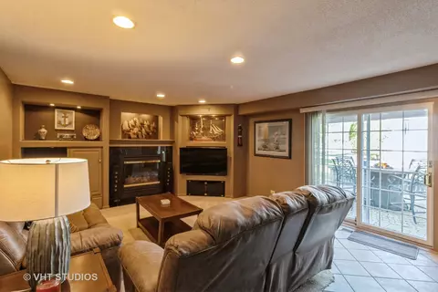 1061 Warwick Cir N, Hoffman Estates, IL 60169 photo 5