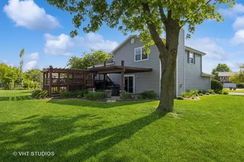 1061 Warwick Cir N, Hoffman Estates, IL 60169 photo 3