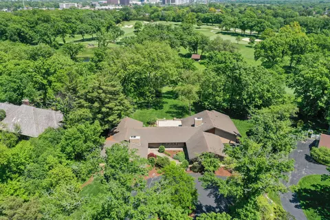 1 Baybrook Ct, Oak Brook, IL 60523