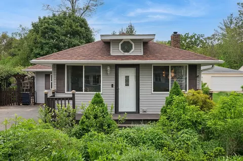 27568 N Hickory St, Island Lake, IL 60042