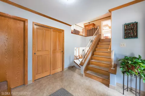 Entry Way - 1006 Cobble Hill Ct, Hoffman Estates, IL 60169 photo 3 of 3