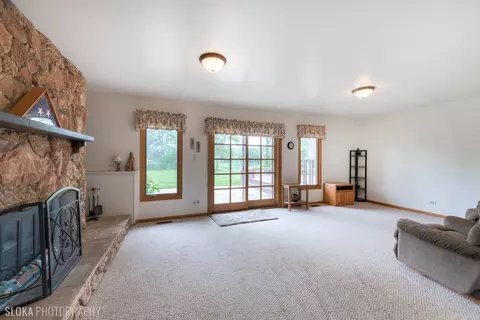 Living - 1006 Cobble Hill Ct, Hoffman Estates, IL 60169 photo 3 of 3