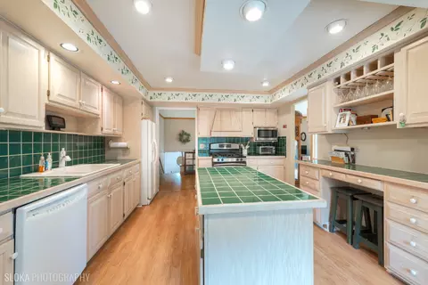 Kitchen - 1006 Cobble Hill Ct, Hoffman Estates, IL 60169 photo 3 of 3