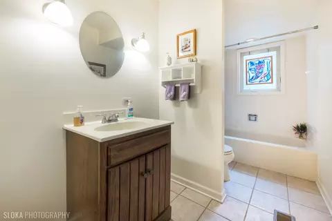 Bath - 1006 Cobble Hill Ct, Hoffman Estates, IL 60169 photo 3 of 3