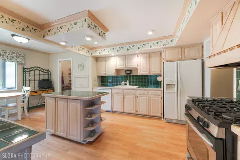 Kitchen - 1006 Cobble Hill Ct, Hoffman Estates, IL 60169 photo 2 of 3