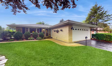 212 Stratton Ln, Mount Prospect, IL 60056