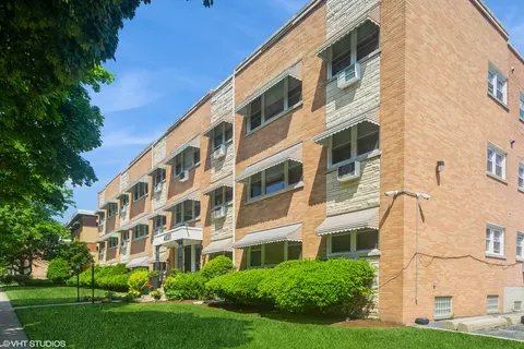 4820 Conrad St #203, Skokie, IL 60077