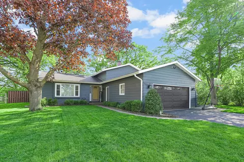 1400 Woodland Ln, Mchenry, IL 60051