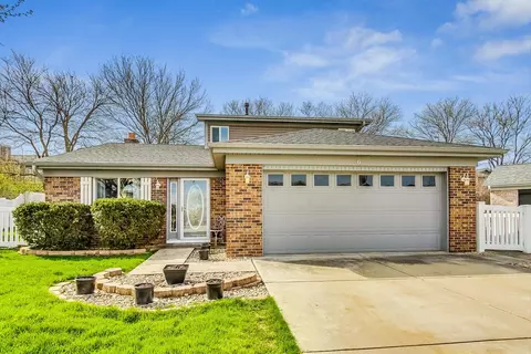 6 Oriole Ct, Woodridge, IL 60517