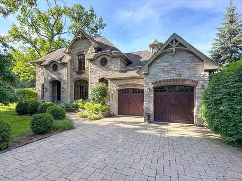 28 W551 Woodland Rd, Warrenville, IL 60555