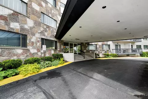 6700 S Brainard Ave #112, Countryside, IL 60525