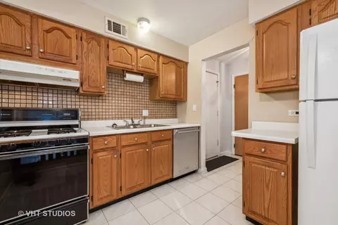 Kitchen - 5300 Carriageway Dr #112, Rolling Meadows, IL 60008 photo 1 of 2
