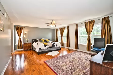 Bedroom - 5950 Chatham Dr, Hoffman Estates, IL 60192 photo 10 of 11