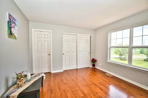 Bedroom - 5950 Chatham Dr, Hoffman Estates, IL 60192 photo 2 of 11