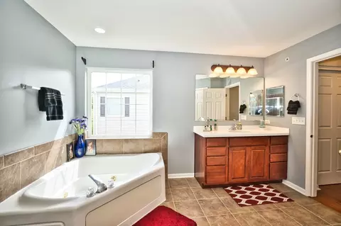 Bath - 5950 Chatham Dr, Hoffman Estates, IL 60192 photo 6 of 6