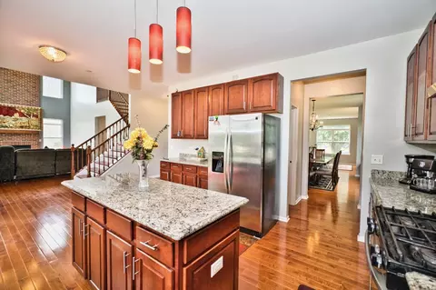 Kitchen - 5950 Chatham Dr, Hoffman Estates, IL 60192 photo 2 of 9