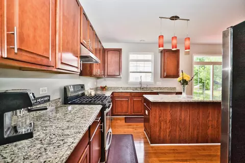 Kitchen - 5950 Chatham Dr, Hoffman Estates, IL 60192 photo 9 of 9