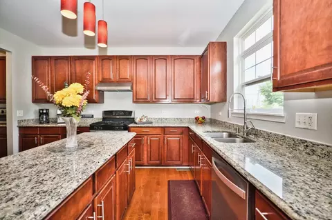 Kitchen - 5950 Chatham Dr, Hoffman Estates, IL 60192 photo 5 of 9