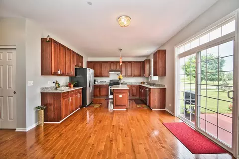 Kitchen - 5950 Chatham Dr, Hoffman Estates, IL 60192 photo 7 of 9