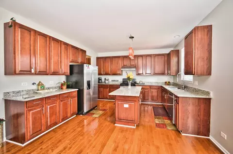 Kitchen - 5950 Chatham Dr, Hoffman Estates, IL 60192 photo 6 of 9