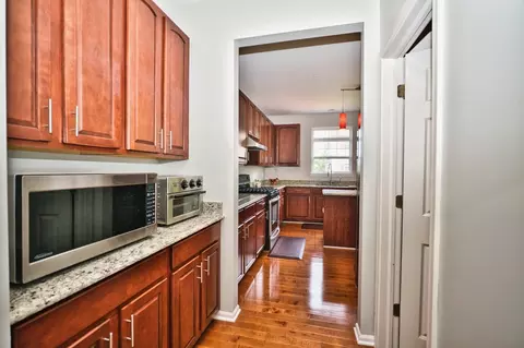 Kitchen - 5950 Chatham Dr, Hoffman Estates, IL 60192 photo 8 of 9