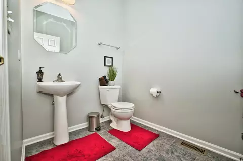 Bath - 5950 Chatham Dr, Hoffman Estates, IL 60192 photo 1 of 6