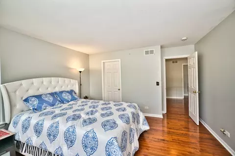 Bedroom - 5950 Chatham Dr, Hoffman Estates, IL 60192 photo 9 of 11