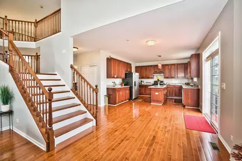 Entry Way - 5950 Chatham Dr, Hoffman Estates, IL 60192 photo 3 of 9