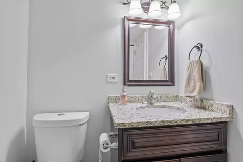 Bath - 1983 Franklin Pl, Hoffman Estates, IL 60169 photo 1 of 2