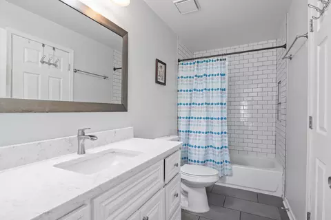 Bath - 1983 Franklin Pl, Hoffman Estates, IL 60169 photo 2 of 2