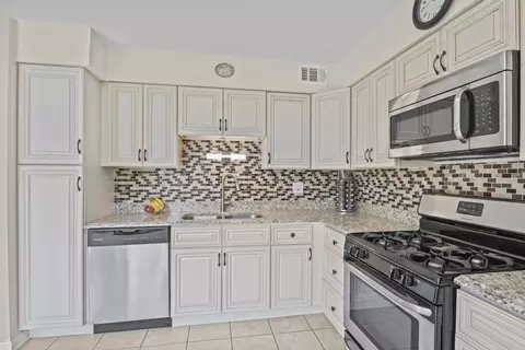 Kitchen - 1983 Franklin Pl, Hoffman Estates, IL 60169 photo 2 of 2