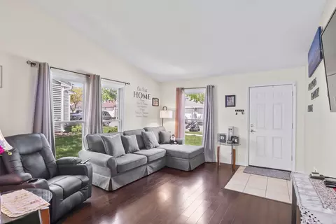 Living - 1983 Franklin Pl, Hoffman Estates, IL 60169 photo 1 of 1