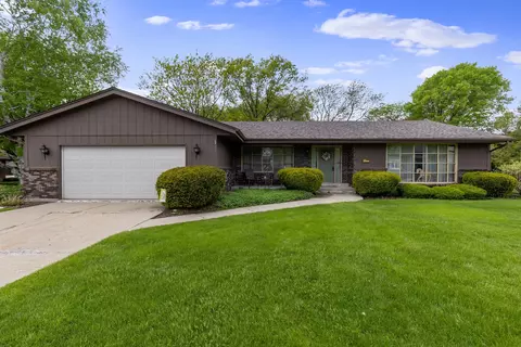 2204 Shaw Woods Dr, Rockford, IL 61107