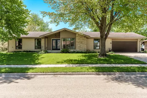 1038 Parkview Dr, Rochelle, IL 61068