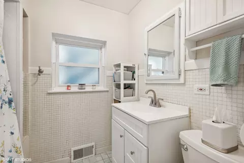 Bath - 916 Beloit Ave, Forest Park, IL 60130 photo 1 of 2