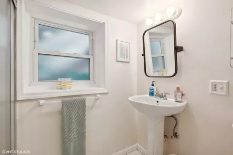 Bath - 916 Beloit Ave, Forest Park, IL 60130 photo 2 of 2