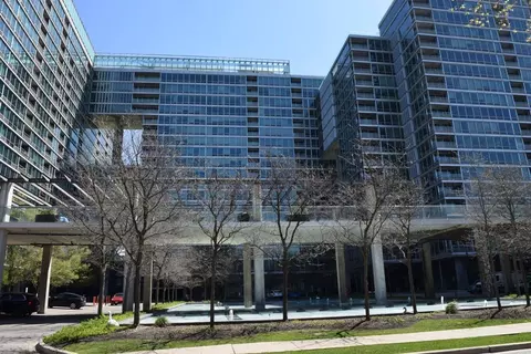 9655 Woods Dr #2004, Skokie, IL 60077