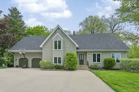 900 Merry Ln, Oak Brook, IL 60523