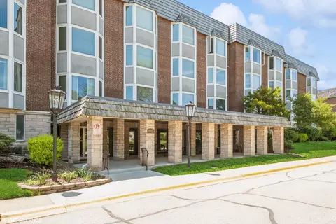 600 Thames Pkwy #3H, Park Ridge, IL 60068